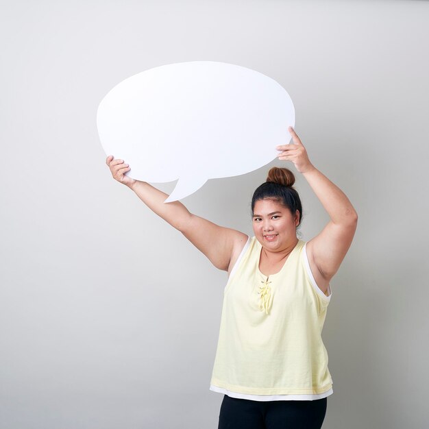 Photo une jeune femme souriante sur un fond blanc.