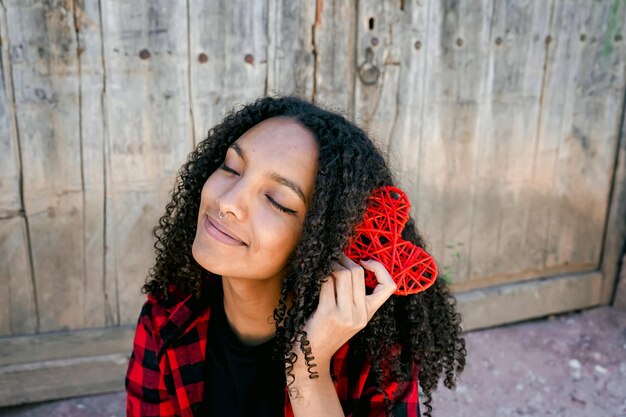 Photo une jeune femme souriante en forme de cœur