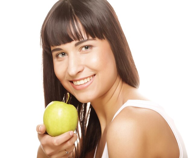 Jeune femme souriante heureuse avec apple