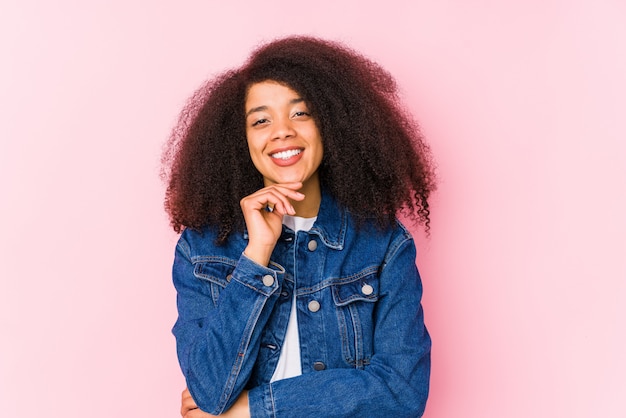 Jeune femme souriante heureuse et confiante, touchant le menton avec la main.