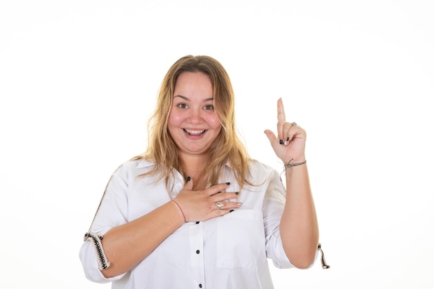 Photo jeune femme souriante heureuse sur fond blanc isolé pointant le doigt vers le haut ont une idée de bonne humeur