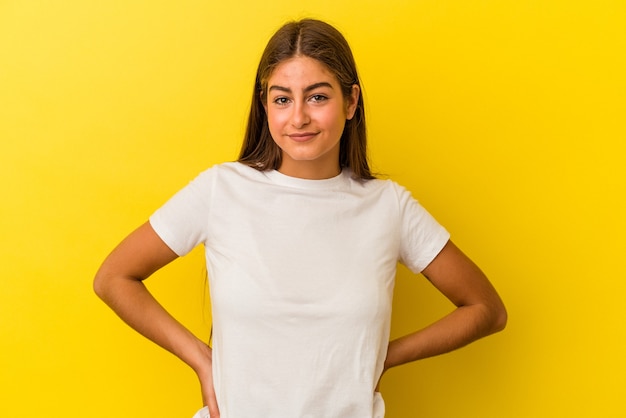 jeune femme souriante heureuse isolée