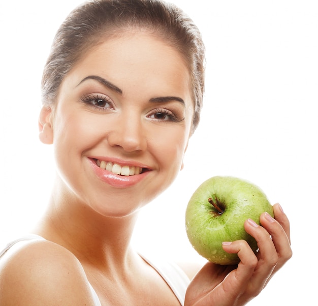 Jeune femme souriante heureuse avec pomme verte