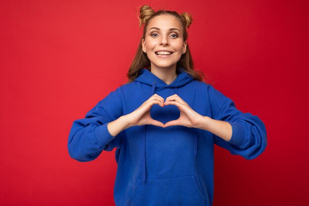 jeune femme souriante heureuse et positive avec des émotions sincères portant des vêtements élégants