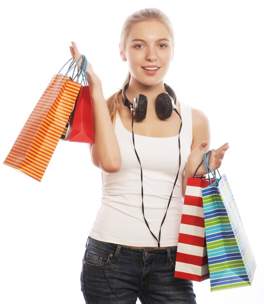 Jeune femme souriante heureuse avec des sacs à provisions