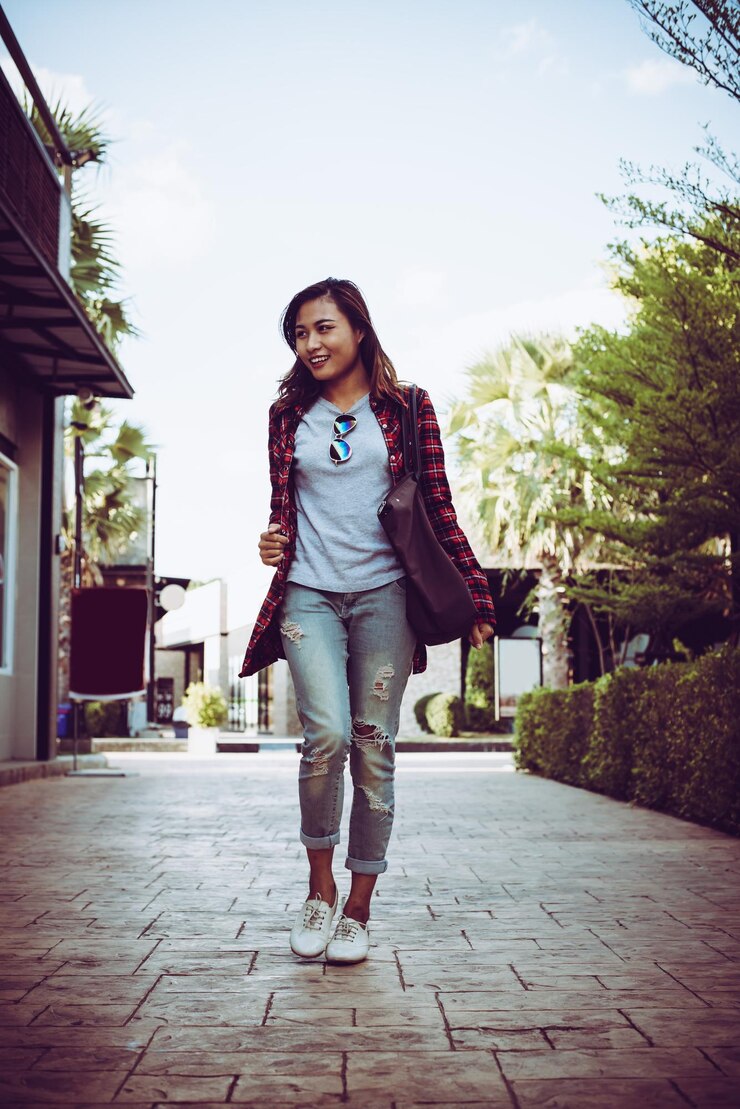 Photo une jeune femme souriante marchant dans la rue de la ville.