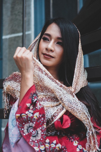 Photo une jeune femme souriante portant un foulard.