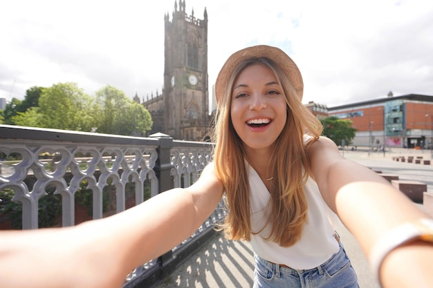 Une jeune femme souriante prend un autoportrait à Manchester en Angleterre au Royaume-Uni