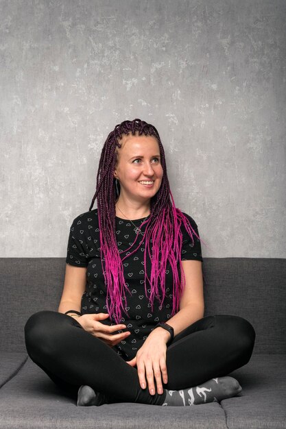 Jeune femme souriante avec profil de portrait de dreadlocks de couleur sur fond gris cadre vertical style Hipster