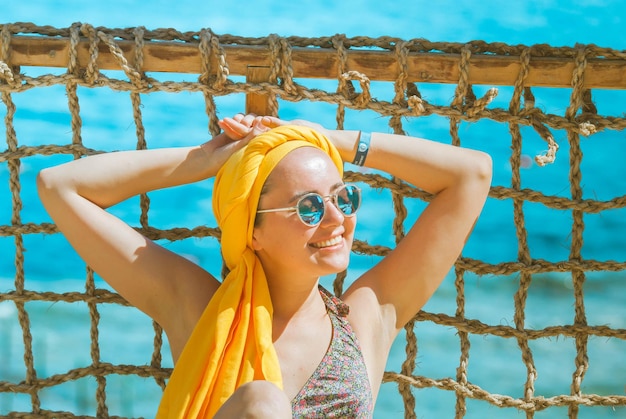 Photo jeune femme souriante profitant de vacances à la mer