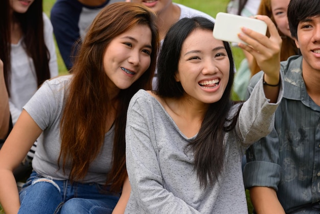 Une jeune femme souriante utilisant un smartphone