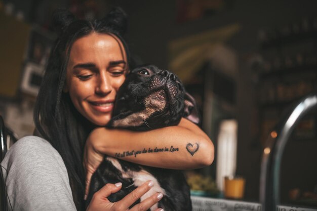 Photo une jeune femme souriante.