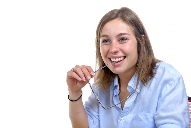 Jeune femme souriante