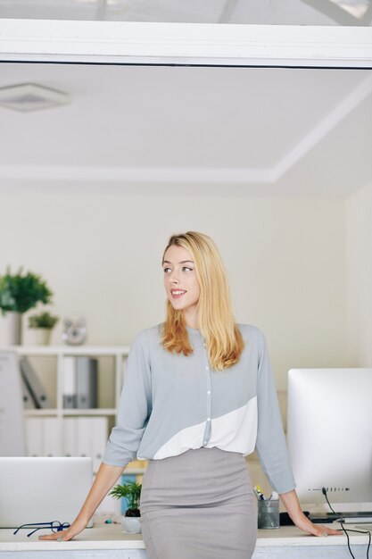 Jeune femme souriante