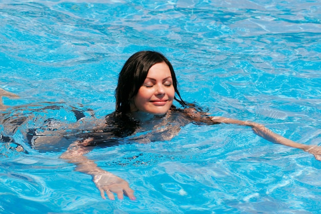 Jeune femme, sourire, dans, a, piscine