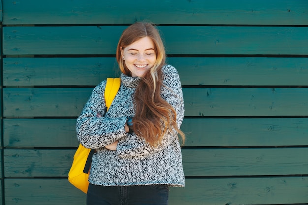 Jeune, femme, Sourire, fermé, yeux