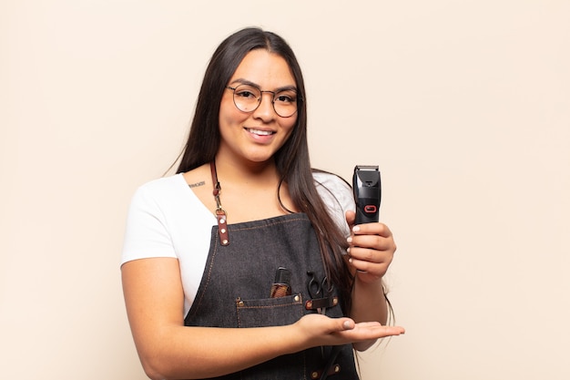 Jeune femme, sourire gai