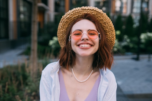 Jeune femme avec un sourire à pleines dents en plein air