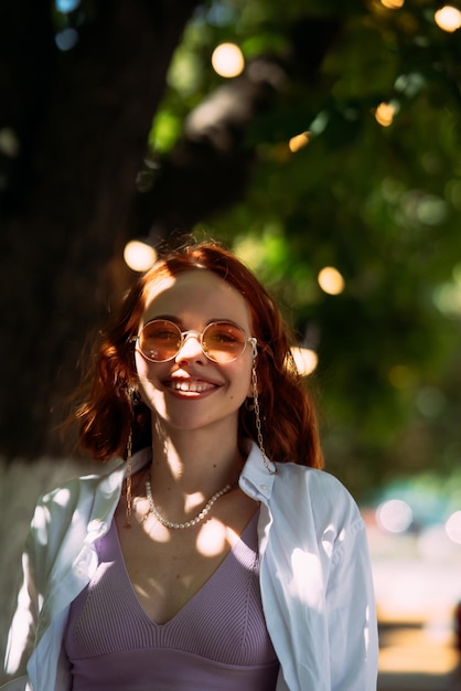 Jeune femme avec un sourire à pleines dents en plein air