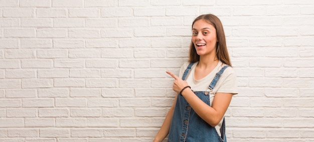 Jeune femme, sourire, et, pointage côté