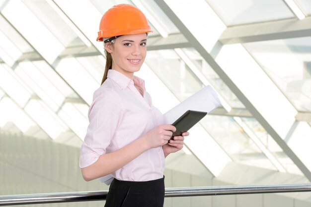 Jeune femme spécialiste de la construction.