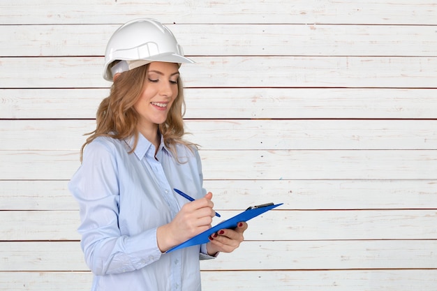 Jeune femme spécialiste de la construction