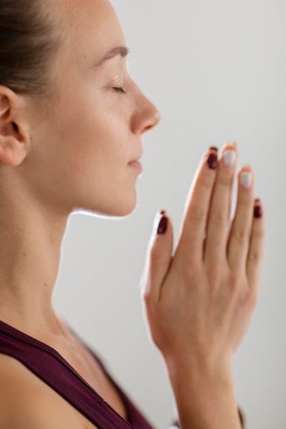 Jeune femme spirituelle relaxante en vêtements de sport