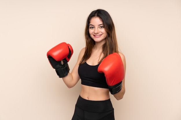 Jeune femme sport avec des gants de boxe sur