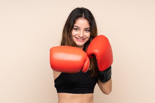 Jeune femme sport avec des gants de boxe sur