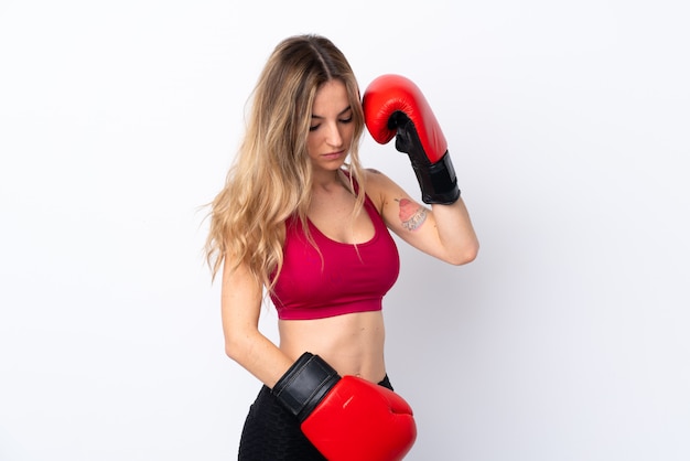 Jeune femme sport sur mur blanc isolé avec des gants de boxe