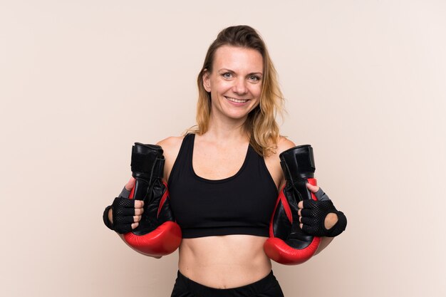 Jeune femme sport sur mur isolé