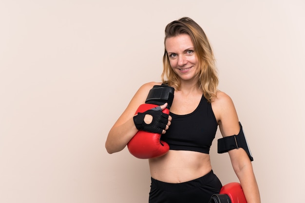 Jeune Femme Sport Sur Mur Isolé