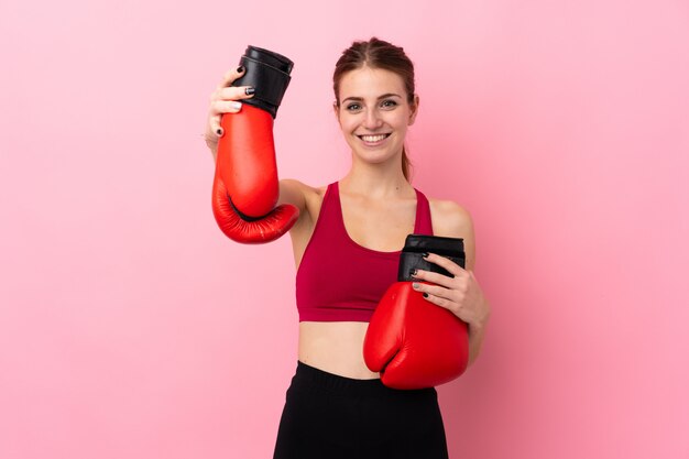 Jeune femme sport sur mur isolé