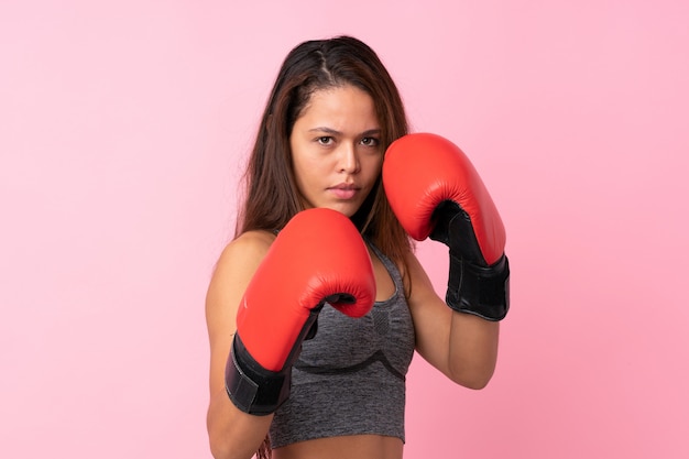 Jeune femme sport sur mur isolé