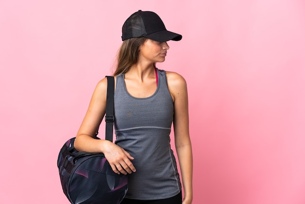 Jeune femme de sport avec sac de sport isolé