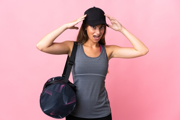 Photo jeune femme de sport avec sac de sport isolé