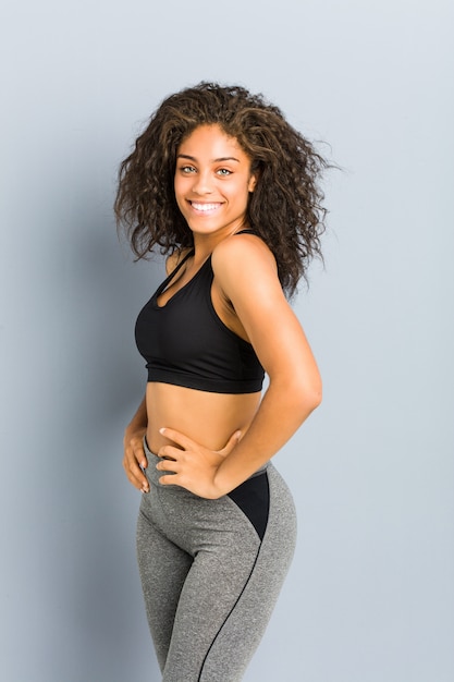 Jeune femme sportive afro-américaine posant