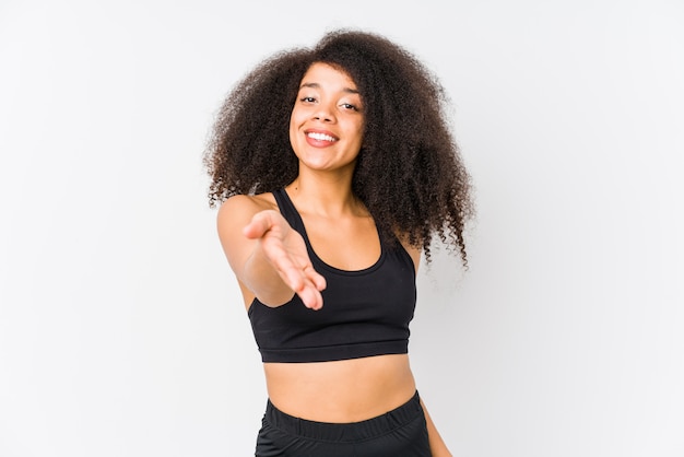 Jeune Femme Sportive Afro-américaine Qui S'étend De La Main à La Caméra Dans Le Geste De Salutation.