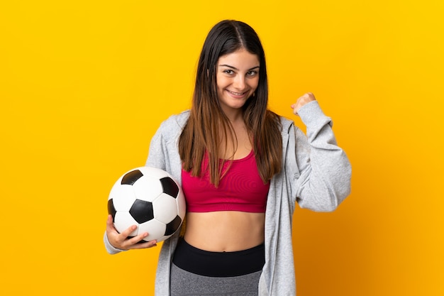 Jeune femme sportive avec ballon de football