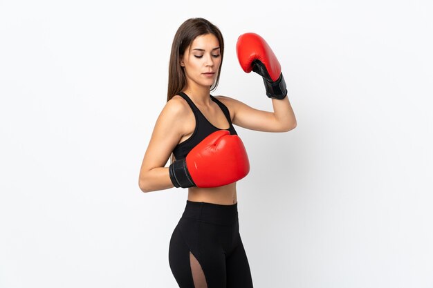 Jeune femme sportive sur blanc avec des gants de boxe