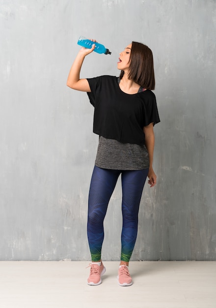 Jeune femme sportive avec une bouteille d'eau