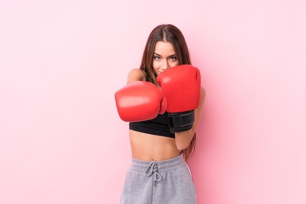 Jeune femme sportive caucasienne boxe
