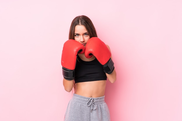 Photo jeune femme sportive caucasienne boxe