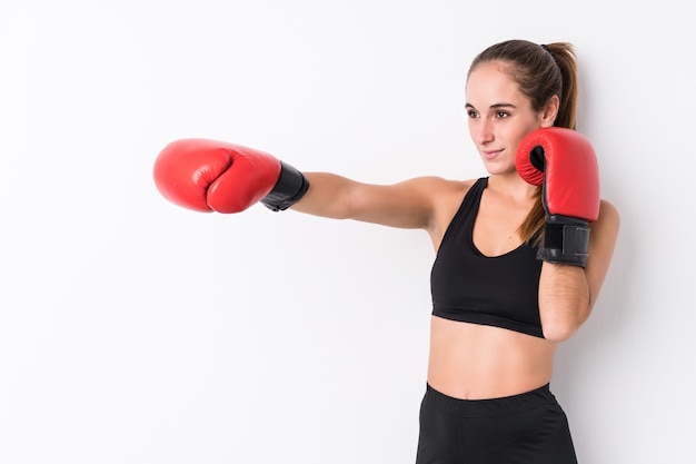 Jeune femme sportive caucasienne boxe