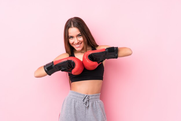 Jeune femme sportive caucasienne boxe