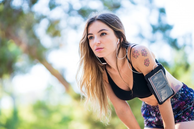 Jeune femme sportive dans un parc en plein air