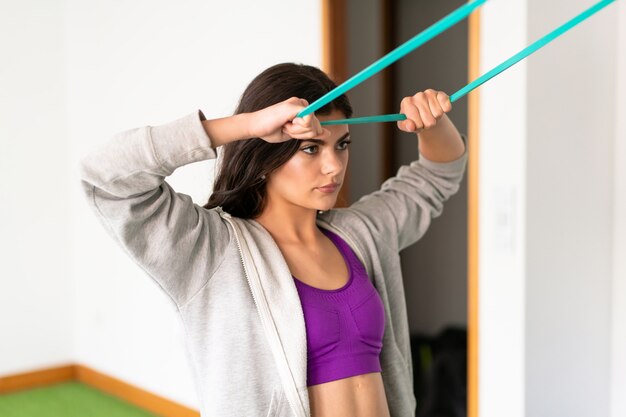 Jeune femme sportive dans une salle de sport