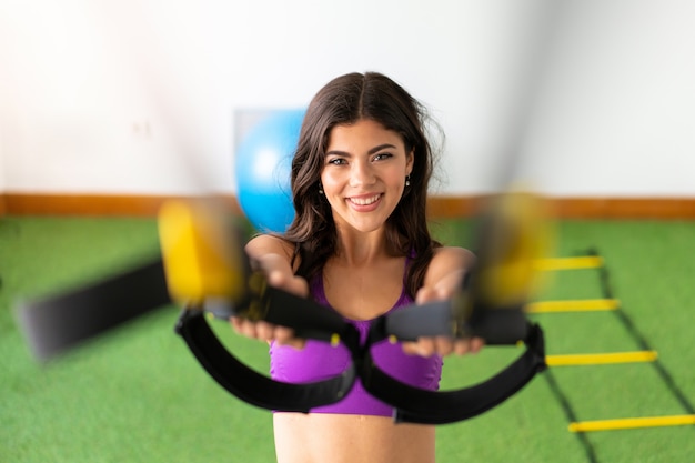 Jeune femme sportive dans une salle de sport