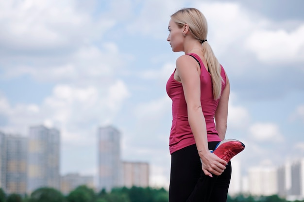 Jeune femme sportive, faire du sport en plein air