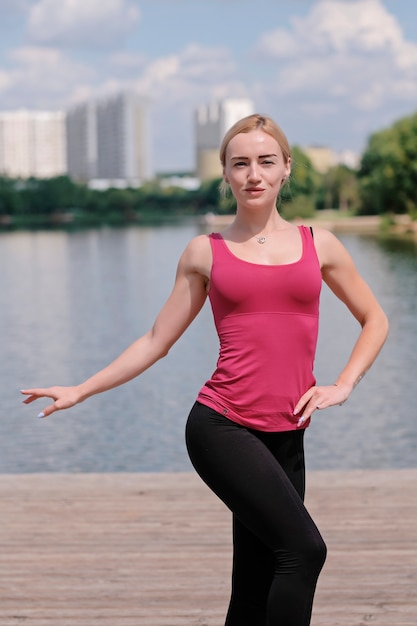 Jeune femme sportive, faire du sport en plein air